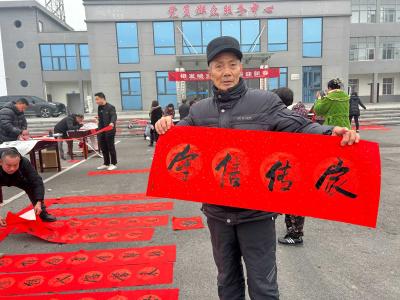 手写春联传诚信 乡风文明迎新春
