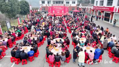 【网络中国节·春节】年猪宴里迎新春 乡村舞台秀风采