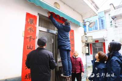 两代“电力人”同贴春联 初心传爱迎新春