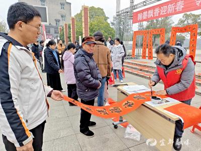 【网络中国节·春节】红纸墨香牵邻里