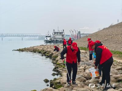 一抹志愿红，三份为民情