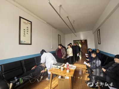 健康义诊“零距离”守护福利院老人 
