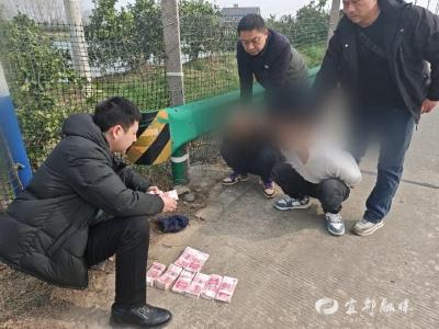 8.5万元现金，拦下！两名“车手” ，落网！