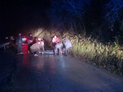 险！雾夜公路，七旬老人突然摔倒……