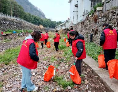 老少搭档护河忙