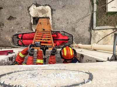 “方寸之间”淬真功：宜都消防开展狭小空间楼层救助专项训练