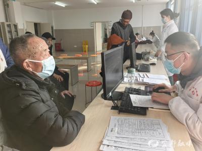 老年人体检现场，多了位“开方人”