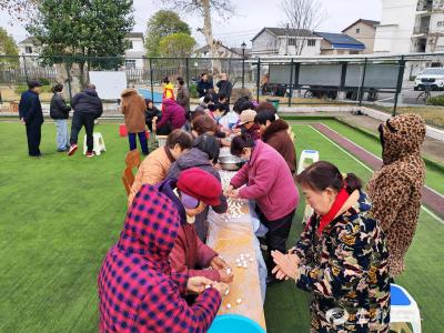 【网络中国节·元宵】巧手同包元宵暖，欢声共话邻里情