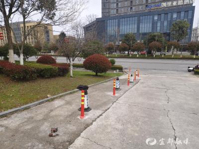 路桩“站岗”，幸福“加码”