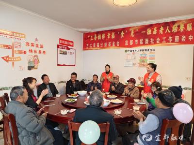 集体生日宴，为老人们定格幸福