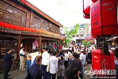 【中国新闻网】宜都三峡千古情景区带游客“玩转三国”