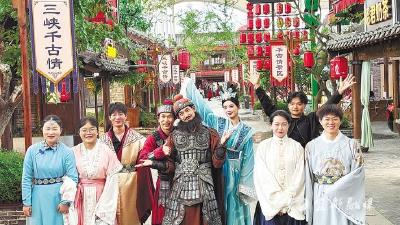 两江交汇处，“石榴花”共舞千古情