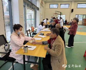 中坪村700余名老人迎家门口健康福利