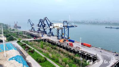 高效衔接水陆转运 宜都港开启集装箱“双向对流”
