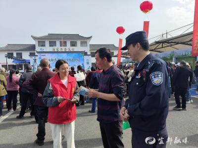 女儿会上，法治宣传同步开讲！