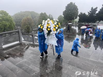 【网络中国节·清明】一束鲜花敬英烈 残健同行祭清明