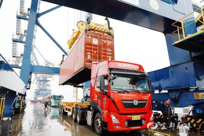 【湖北日报】三峡集装箱“水公水”翻坝运输通道开通