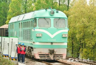 松宜铁路二期电动货运专列正式投用