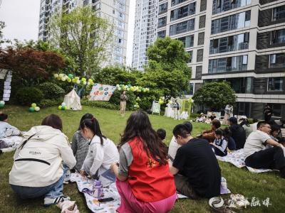 “露天书房”里，30组家庭在书香中“寻宝”