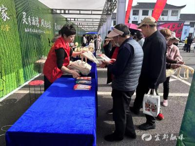 法治“课堂”开进茶乡嘉年华