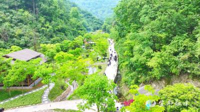 龙腾沟景区假日游人如织