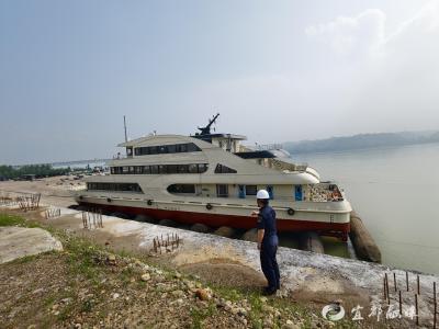 宜都造纯电游览船顺利下水