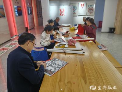 红纸翻飞间，普法意味浓
