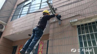 “五一”不打烊！他们为枝城小巷点亮了一束光