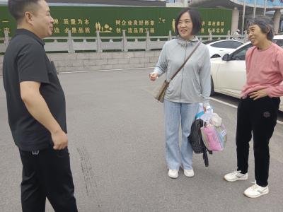 紧急送医，为独居老人撑起“暖心伞”