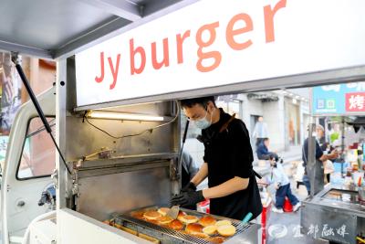 夜市烟火气里逐梦 “斜杠青年”摆摊卖汉堡