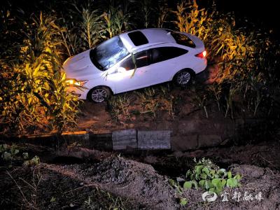 湖北宜都：“来，警察叔叔抱……”车辆坠田后，温暖的手掌托起了他们