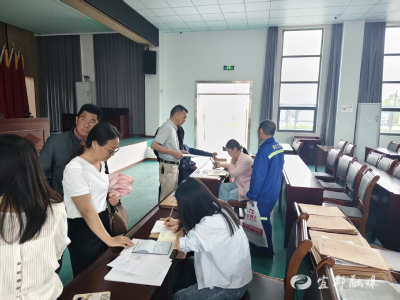 办证难题村里解，三天蹲点化民忧