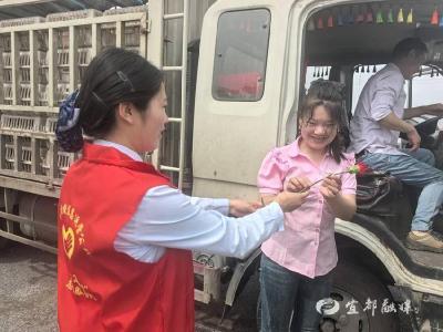 【湖北日报】花香赠慈母 温情满旅途