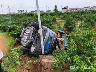 执法途中遇车辆侧翻，他们果断伸出援手
