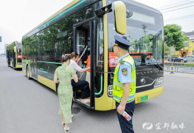 “工”伴高考 “驿”路护航