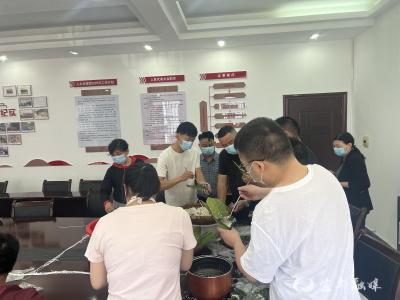 【网络中国节·端午】粽叶飘香迎端午 暖心敬老传温情