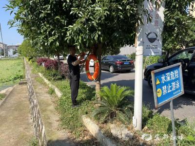 这个村堰塘边多了些“橙色卫士”