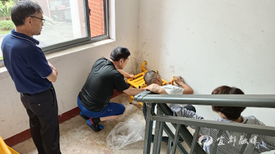楼道转角添“爱心座椅”，老小区为高层高龄居民打造“歇脚站”