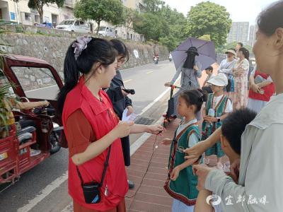 看黄葛树下的小先生如何“智”理老街