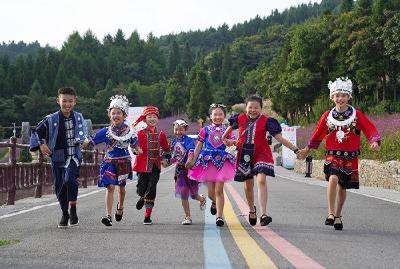 【纵情野马·为爱奔跑】“野马”赛道偶遇土家萌娃