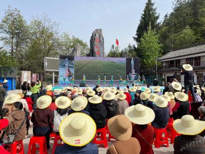 荆楚“红色文艺轻骑兵”惠民演出走进巴人河景区