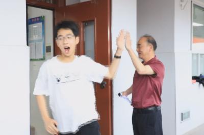你毕业，我退休！站好最后一班岗！
