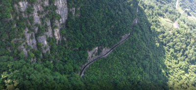 恩施巴东：银绸绕青山 十里好风光