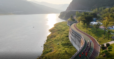 湖北巴东：奔跑中邂逅峡江美景