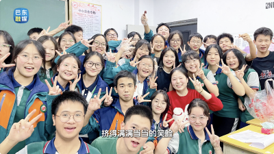 “我想用镜头收藏学生的成长，这是专属于老师的快乐～”——湖北巴东县第三高级中学教师李垚。这是一场温暖的传承与双向的照亮！