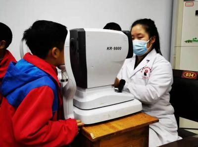 咸丰县1800名小学生接受免费视力检测