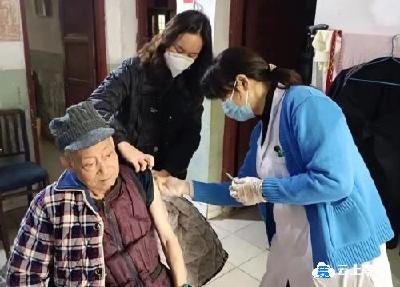 鄂州为老人提供疫苗接种贴心服务