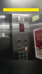 电梯层数“爆表”，广西一女子坐电梯心惊胆跳