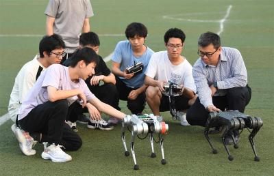 湖北省大学生在中国机器人大赛中获一等奖