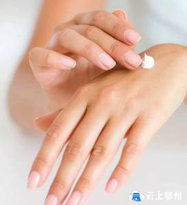 一到冬天皮肤又干又痒？这几个方法简单又有效→
